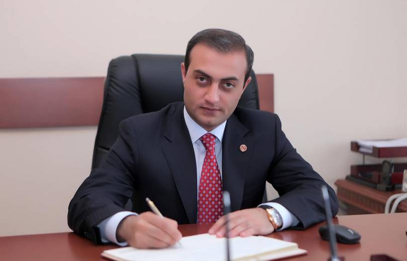 Прокуратура требует конфисковать у бывшего руководителя административного района Ачапняк от РПА Артавазда Саргсяна в пользу Республики Армения 4 единицы недвижимого и движимого имущества и 325,5 миллиона драмов.