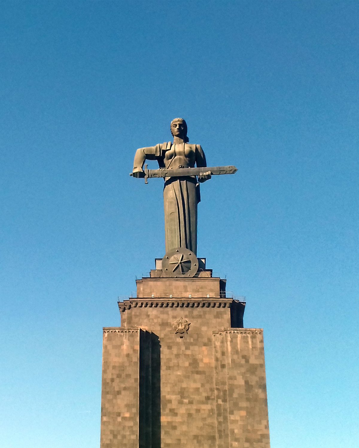 «Мать Армения» стоит на пьедестале, построенном для статуи Сталина