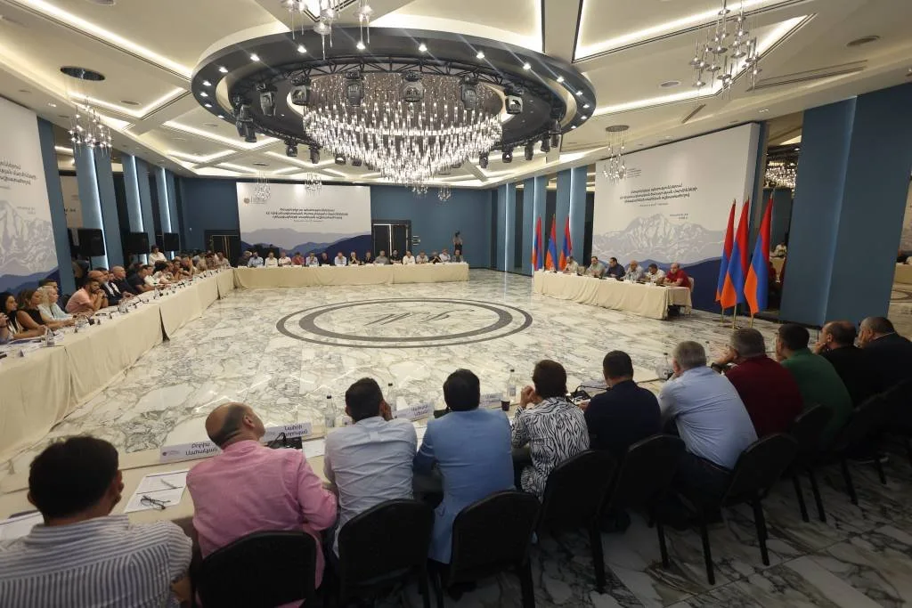 Դեսպանահավաքին Դավիթ Խուդաթյանը ներկայացրել է ՏԿԵՆ համակարգման ոլորտներում իրականացված աշխատանքները