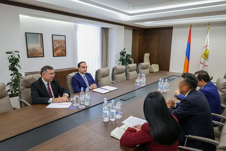 Երևանի քաղաքապետ Տիգրան Ավինյանն ընդունել է ՀՀ-ում ՉԺՀ արտակարգ և լիազոր դեսպանին
