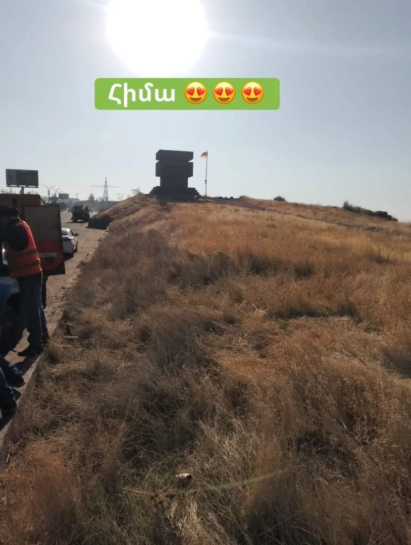 Рекламные щиты, закрывавшие вид на памятник, были убраны.