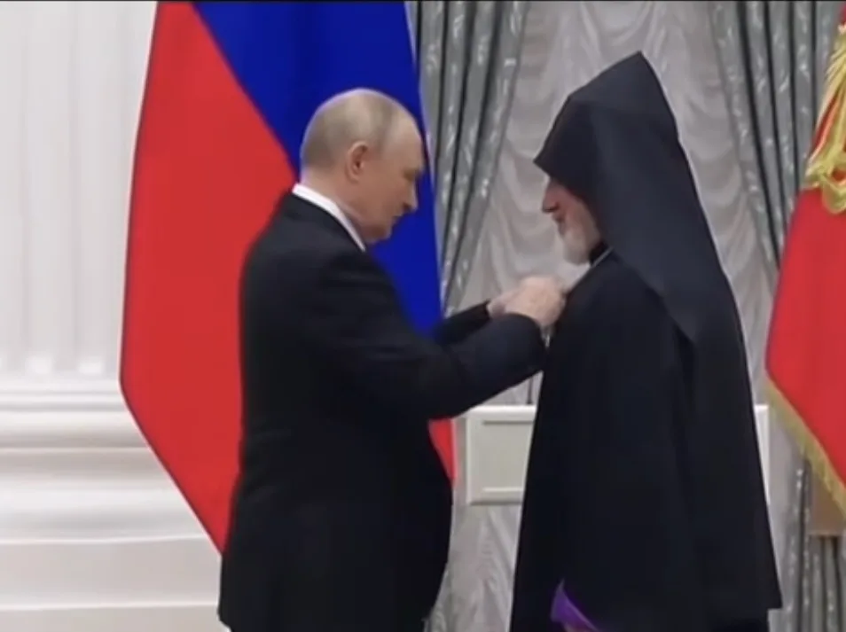 Какой стране служит Эзрас, где его родина? Джулхакян