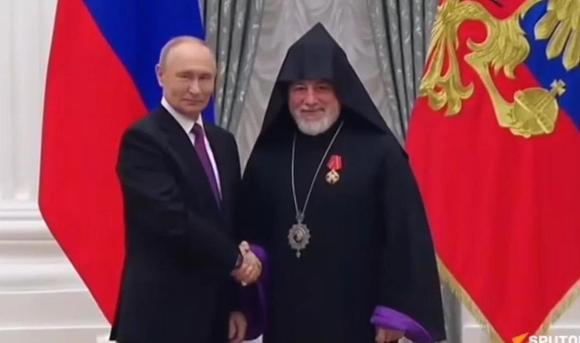 Какой стране служит Эзрас, где его родина? Джулхакян