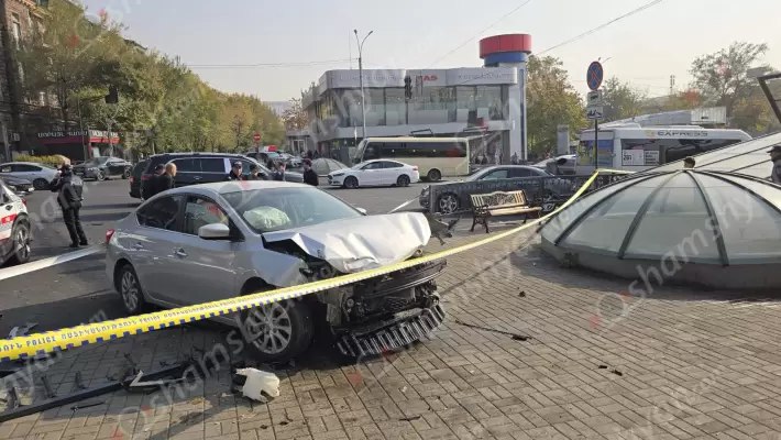 Крупное ДТП на улице Абовяна в Ереване. Возле супермаркета SAS столкнулись Nissan и Mercedes. Последний врезался в припаркованную «Газель». Nissan также пробил ограждение и оказался на тротуаре. Есть пострадавшие.