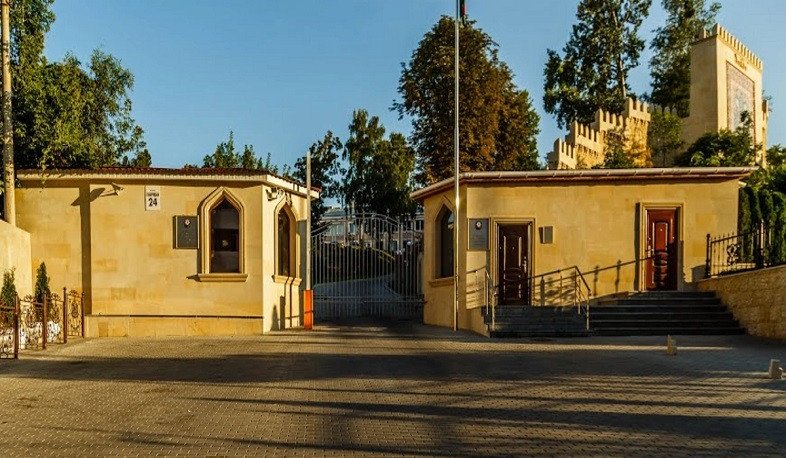 Зеленский: обломки ракеты «Искандер» упали на здание посольства Азербайджана