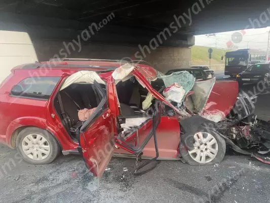 Крупное ДТП в Ереване: Dodge врезался в бетонную опору моста; двое из пяти пострадавших — дети
