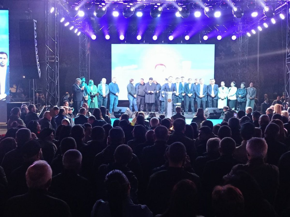 Вместе, рука об руку, мы с любовью построим сообщество нашей мечты. Мехакян
