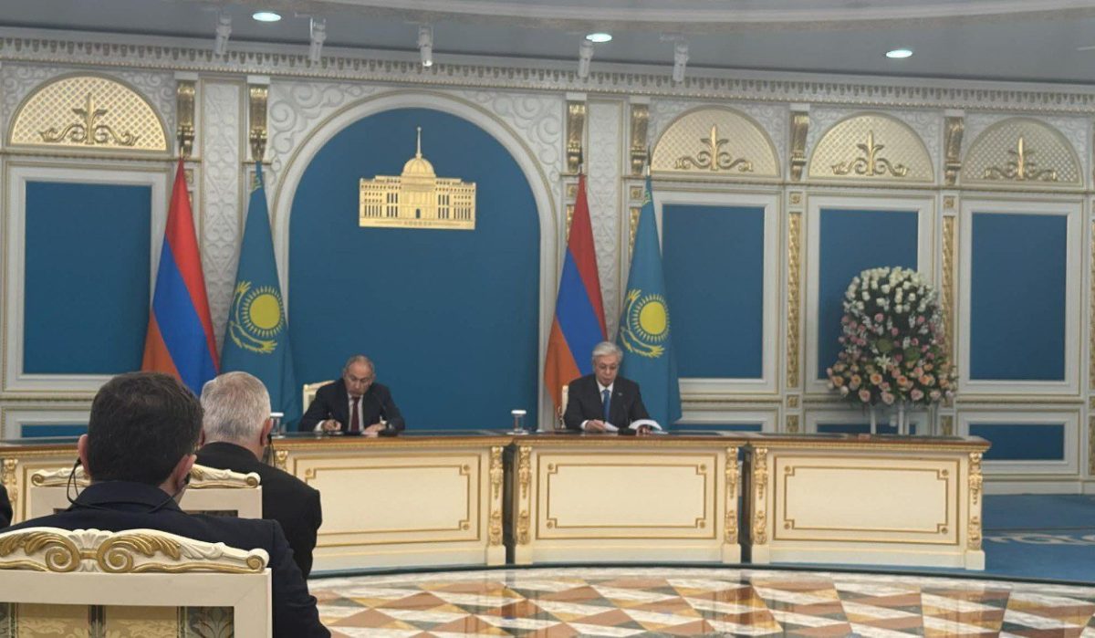 Вы известны международному сообществу как сильный, дальновидный лидер и политик. Токаев наградил Пашиняна.