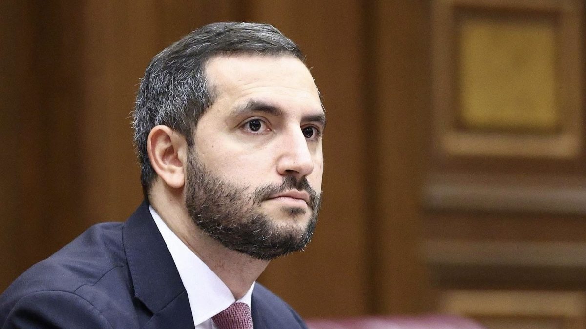 Мы все безграмотны. Весь народ безграмотен, грамотны только ты и твой Кочарян, Саргсян и российский бизнесмен. Рубинян