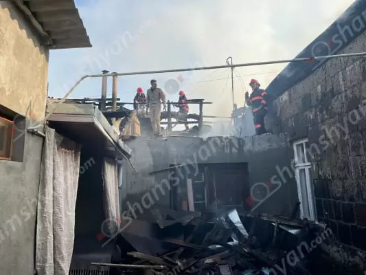 Крупный пожар в Гюмри: на место прибыли несколько пожарных расчетов пожарно-спасательных частей