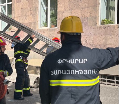 Четверо пожарных, участвовавших в аварии, госпитализированы: трое находятся в состоянии средней степени тяжести, один — в удовлетворительном. Министерство здравоохранения.