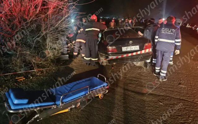 Произошла крупная автомобильная авария. Пострадавших вывозили с помощью спецтехники.