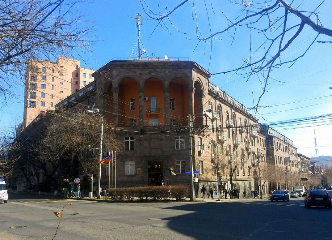 Они дергали друг друга за волосы, ругались. По факту инцидента в Брюсовском университете возбуждено уголовное дело.