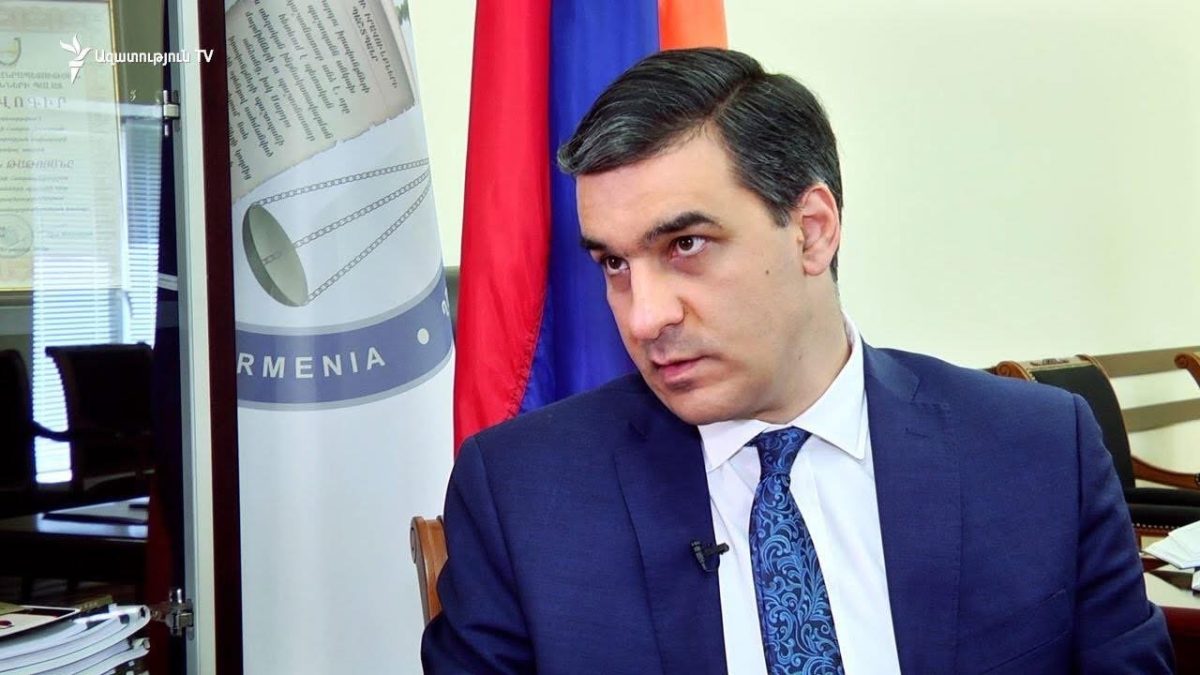 Татоян не ответил на вопрос, проголосовал бы он за Роберта Кочаряна и Сержа Саргсяна в случае необходимости. Арутюнян