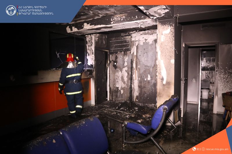 В одном из банков Еревана произошел пожар, один человек пострадал: Министерство внутренних дел.