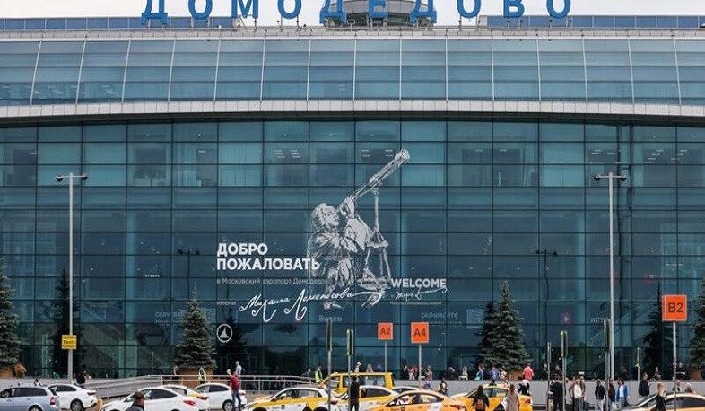 В московских аэропортах приостановлены полеты на 7 часов из-за беспилотников.
