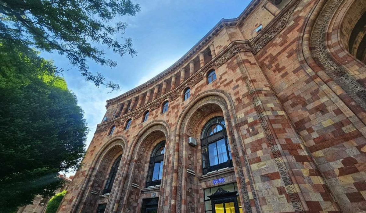 Представитель компании Cushman & Wakefield проведет анализ оптимального использования здания на площади Республики. Правительство выделит на это средства.