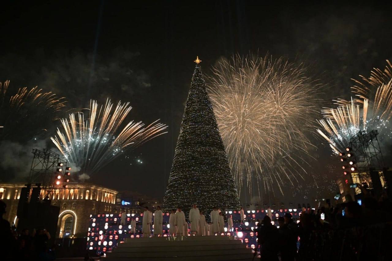 Հանրապետության գլխավոր տոնածառի լույսերը վառվեցին