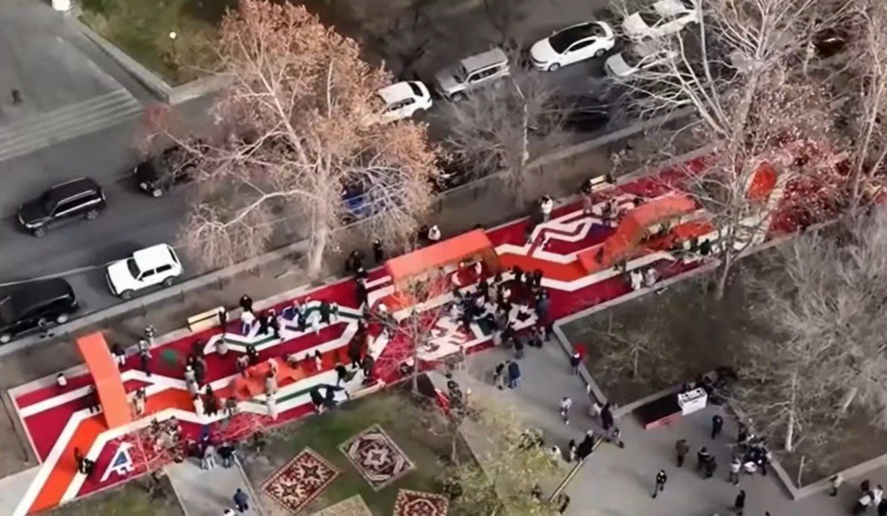 Մետրոյի «Հանրապետության հրապարակ» կայարանի հարևանությամբ բացվել է աշխարհի ամենամեծ հայկական գորգով խաղահրապարակը