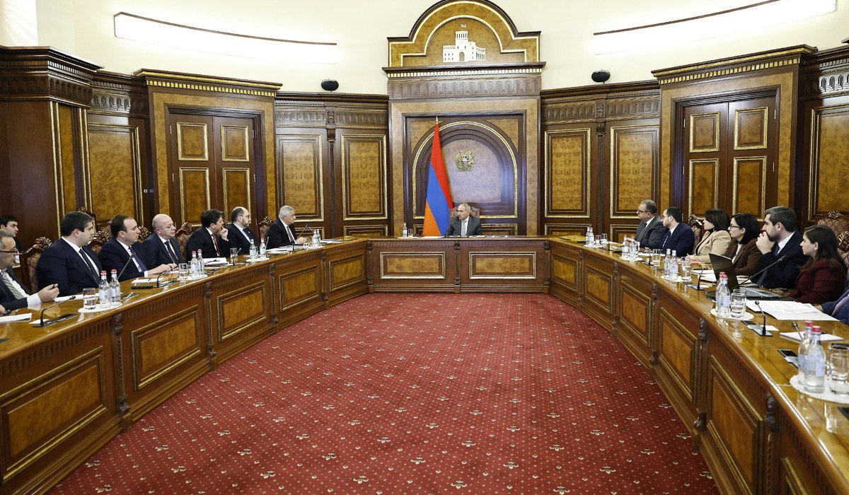 Процесс реформ государственного управления обсуждался под руководством премьер-министра.