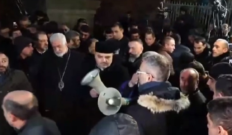 Десять епископов направили письмо в секретариат с требованием отставки Карекина II.