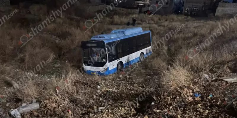 Автобус компании «Чжун Тонг», обслуживающий маршрут № 97 в Ереване, появился в ущелье Нубарашен: водитель получил травмы.