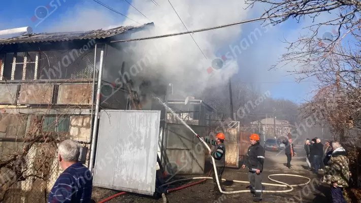 Пожар: Жители Егегнадзора боролись с пожаром в собственном доме до прибытия пожарных.