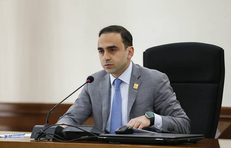 Ապամոնտաժվեց Երևանի վերջին նատրիումային լուսատուն․ Տիգրան Ավինյան