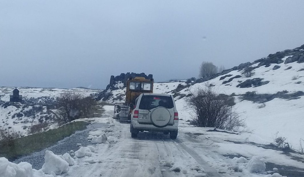 Дороги, ведущие к крепости Амберд и озеру Кари, закрыты.
