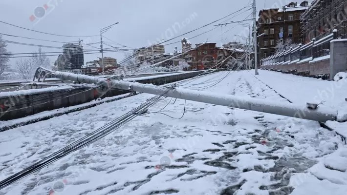 Чрезвычайная ситуация в Ереване: железный электрический столб возле тоннеля на проспекте Маштоца сорвался с основания и упал, перекрыв дорогу.