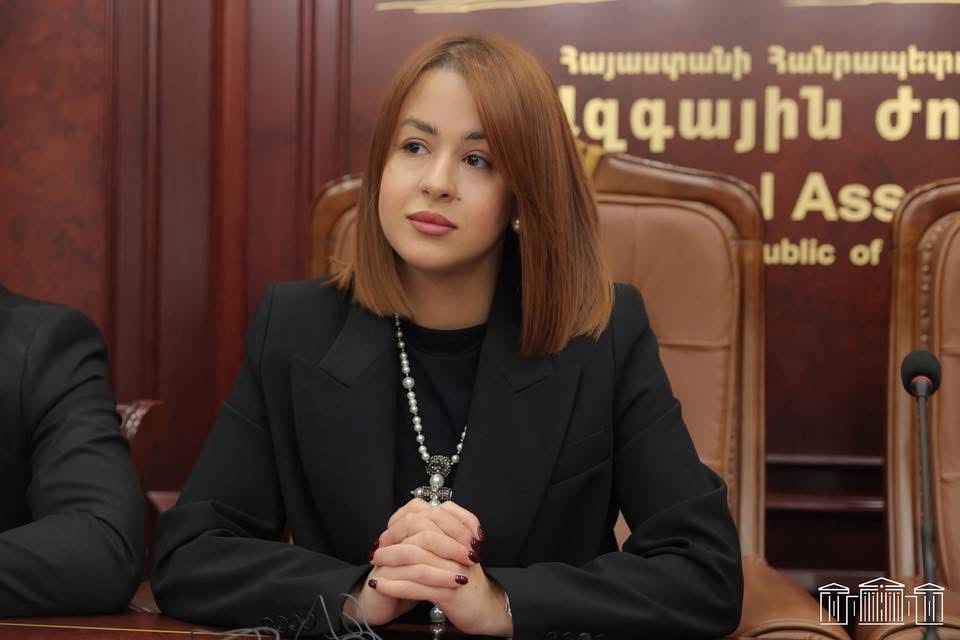 Для некоторых «формалистов» присутствие ударных инструментов шокирует. Потому что, по их мнению, правильным музыкальным сопровождением является дудук. Азарян