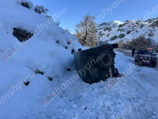 Автомобильная авария в Вайоцдзорской области: 51-летний водитель оказался в снежном заносе после того, как его автомобиль Willys перевернулся.