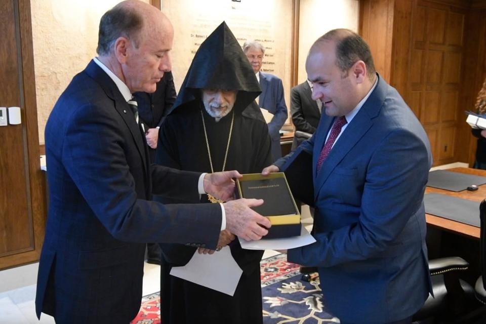 Библия, подаренная премьер-министром Армении, дополнит экспозицию в Музее Библии в Вашингтоне.