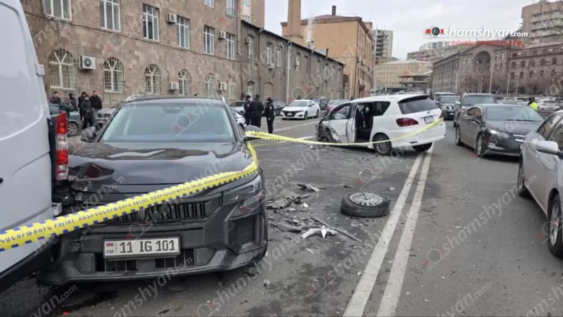 На дороге от тоннеля Хераци до тоннеля Ханджян столкнулись 4 автомобиля. Трое из шести пострадавших — дети.
