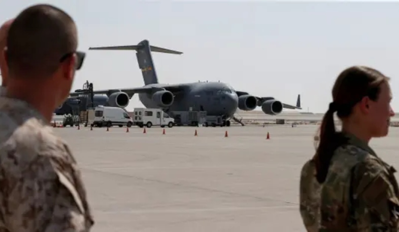 США выводят часть войск с военных баз на Ближнем Востоке; Иран угрожает нанести по ним удар.