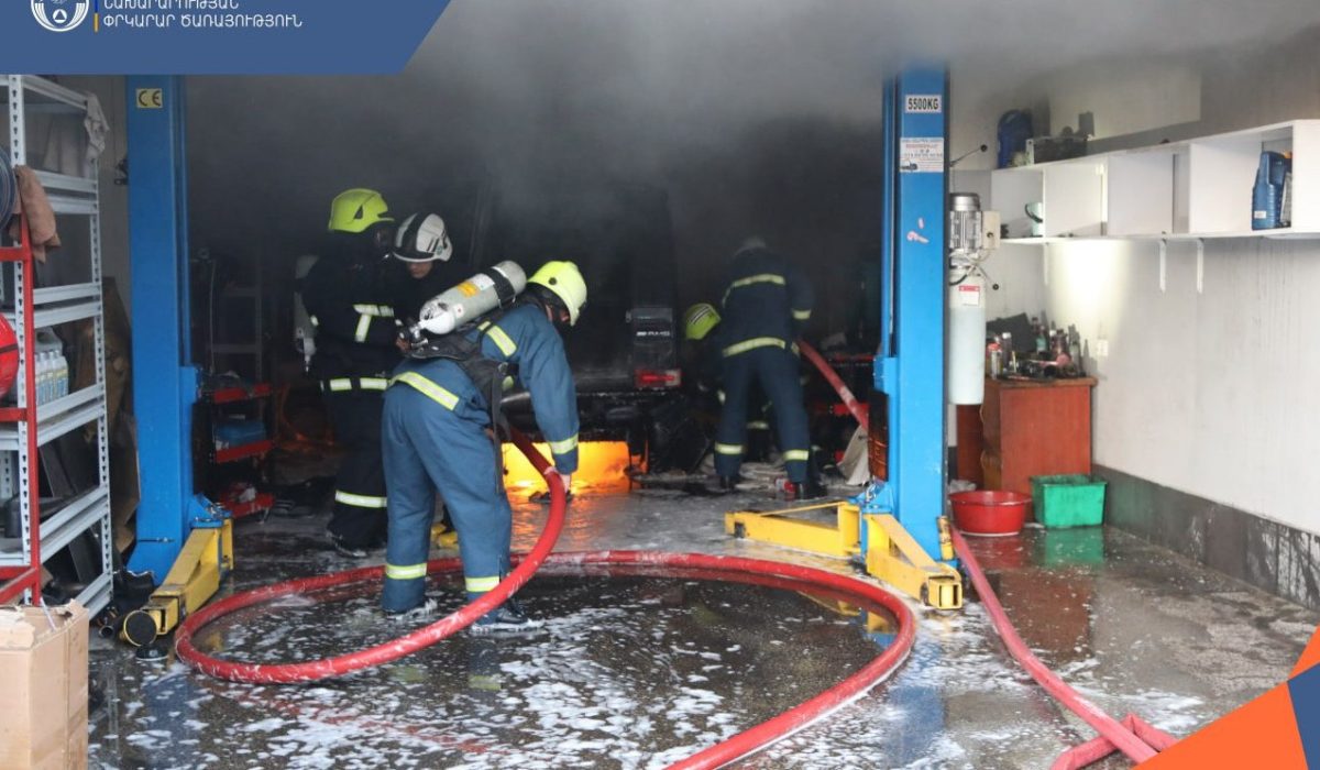 В автомастерской Давташена загорелся автомобиль.