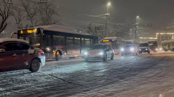 Մայրաքաղաքում շարունակվում են ձնամաքրման աշխատանքները