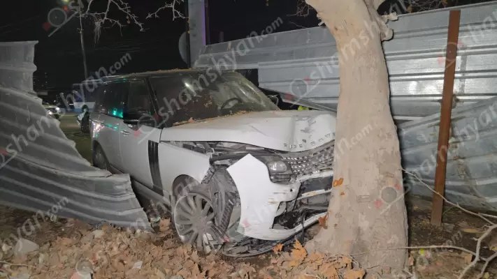 Крупная автомобильная авария в Ереване: столкнулись Mercedes и Range Rover. Последний пробил железное ограждение и врезался в дерево. Есть пострадавшие.