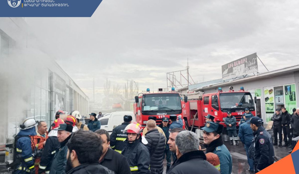 В Котайкской области на складе магазина произошел пожар: на место происшествия направлены четыре пожарные бригады.
