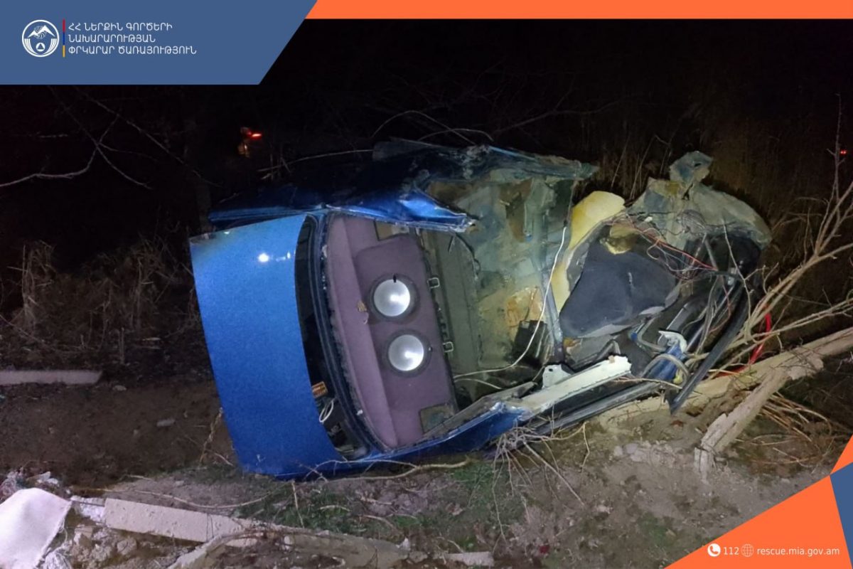 Автомобиль врезался в дерево, водитель погиб на месте происшествия.