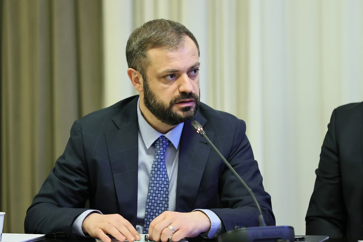 Общий объем наших программ повышения производительности составляет около 1,5 миллиарда долларов. Геворг Папоян