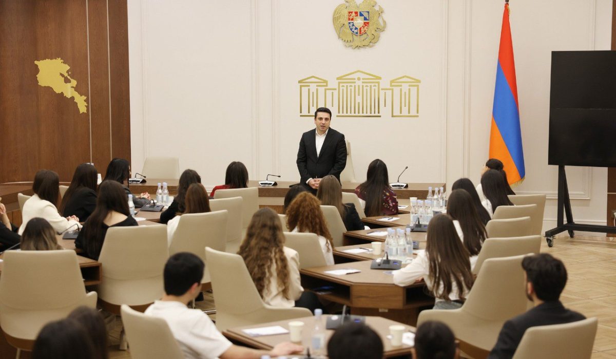 Председатель НС поговорил со студентами о мире, TRIPP и региональных процессах.