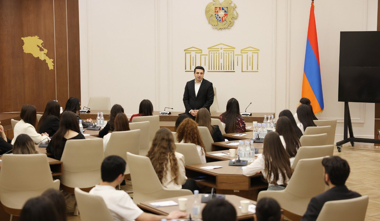 ԱԺ նախագահը ուսանողների հետ խոսել է խաղաղության, TRIPP-ի և տարածաշրջանային գործընթացների մասին․