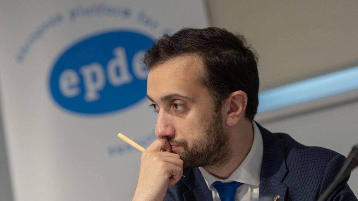 На конец мая – начало июня представители одной из политических сил бронируют очень большое количество автобусов и микроавтобусов для встречи и перевозки избирателей, прибывающих из-за рубежа (в основном из России). Даниел Иоаннисян.