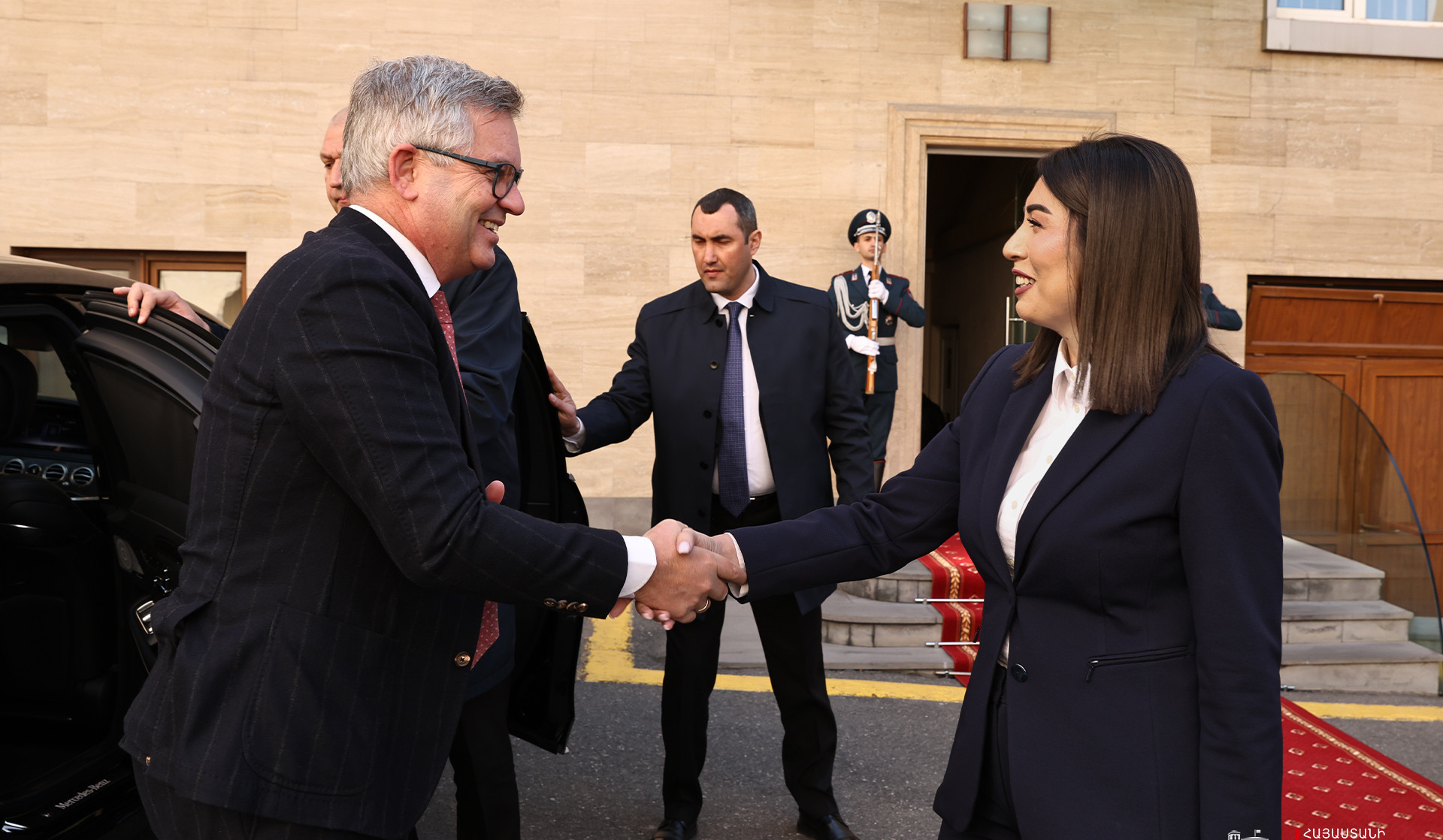 Впервые: Комиссар ЕС по миграции в Армении. Саргсян приняла Бруннера.
