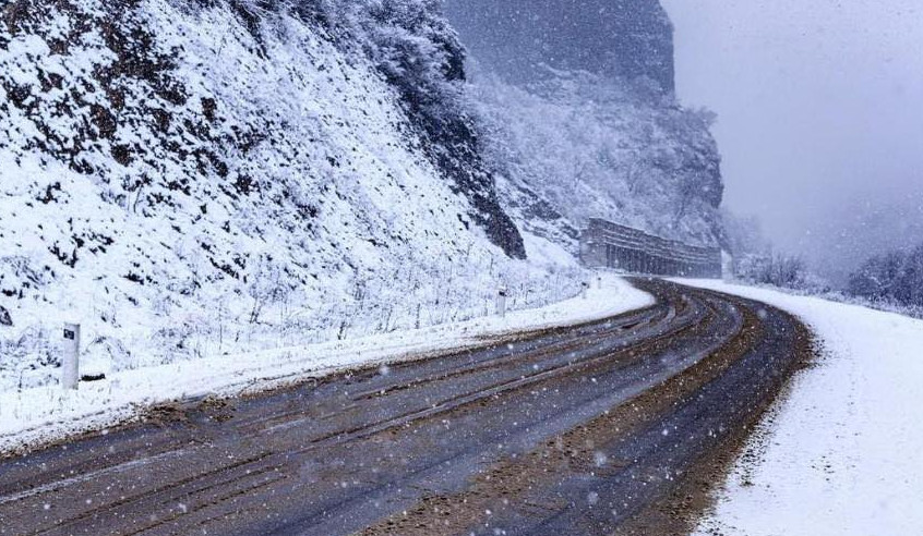 Внимание водителям: из-за снегопада три участка дорог труднопроходимы.