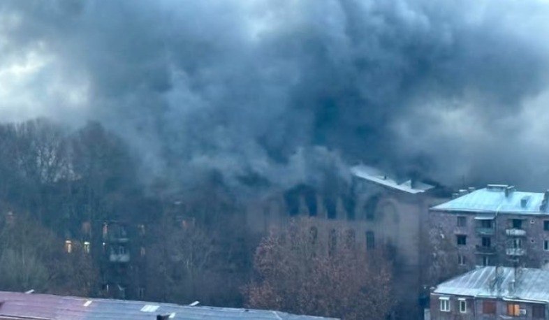 Крупный пожар на проспекте Азатутян: 4 пожарных расчета уже на месте