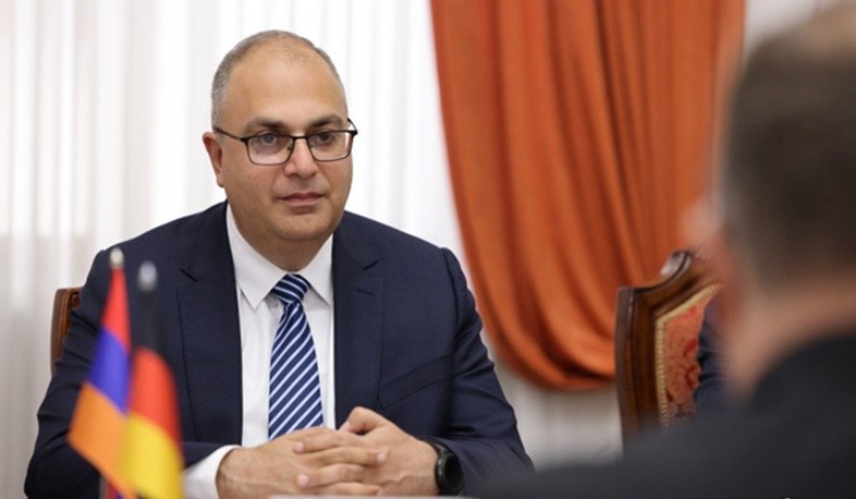 Важно: Новый судья КС Владимир Варданян принес присягу в НС.