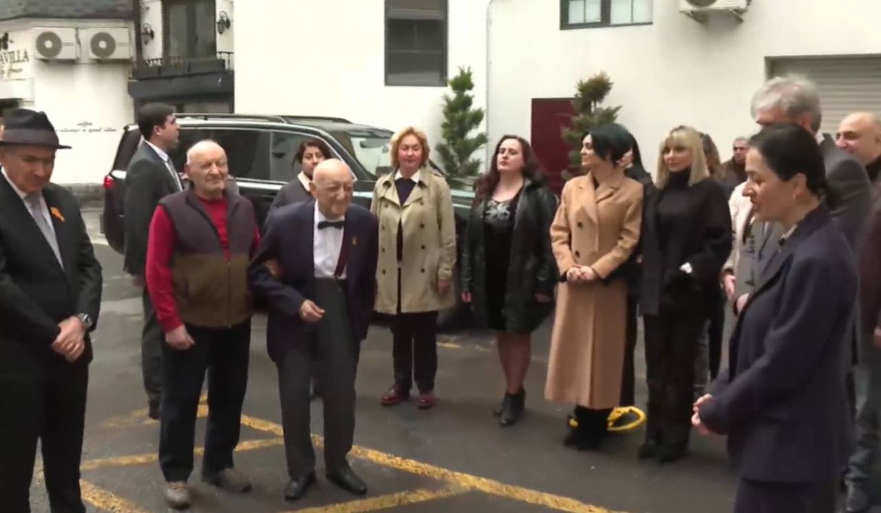 Открыта доска Национального академического хора Армении имени Чекиджяна