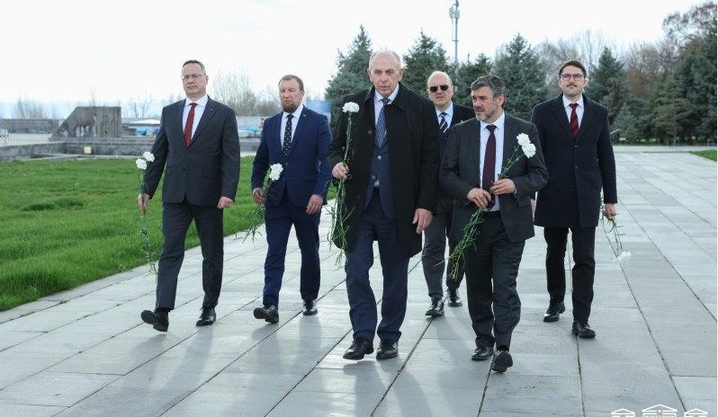 Важно: Делегация Сейма Литвы посетила мемориал Цицернакаберд.